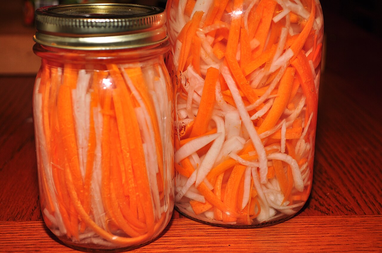 Do Chua (Pickled Carrot and Daikon)